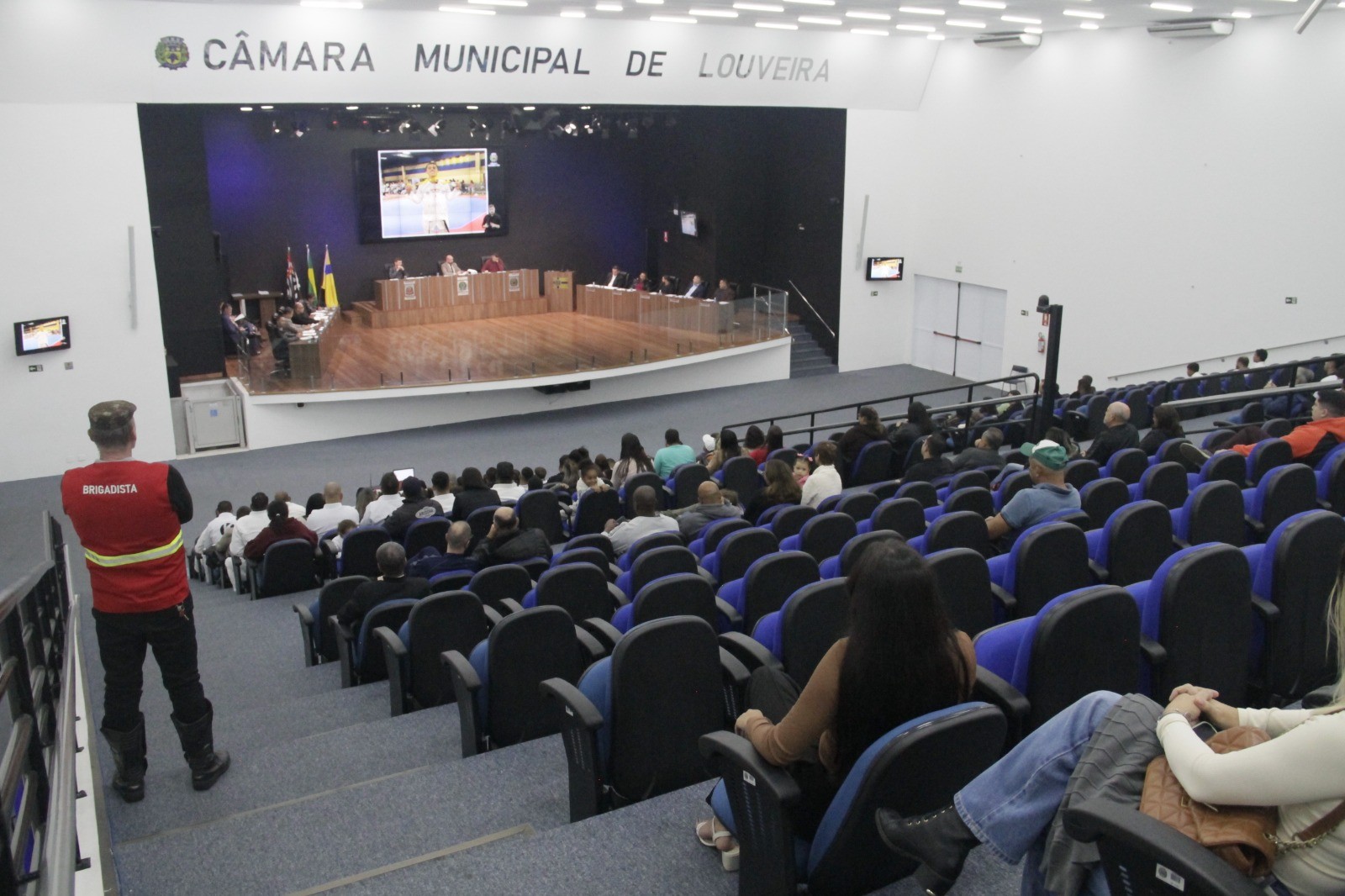 Empresa Ágil é repudiada por não pagar funcionários