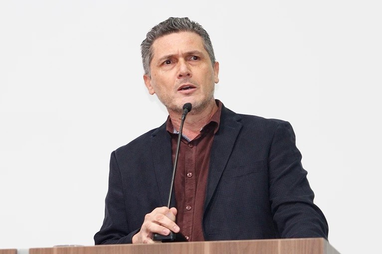 MOMENTO TRIBUNA: Luiz Rosa defende criação de Programa sobre Evasão Escolar