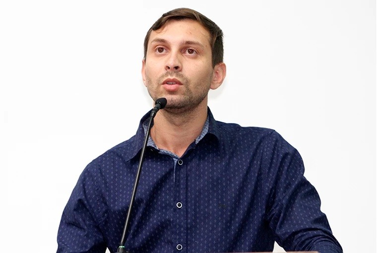 MOMENTO TRIBUNA Leandro Lourençon justifica voto e destaca ofício em favor do bairro Cestarolli