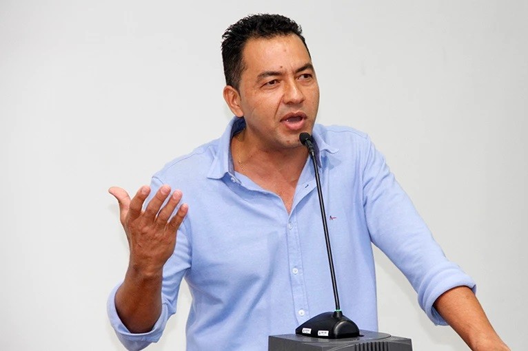 MOMENTO TRIBUNA Marquinhos do Leite faz críticas durante pronunciamento