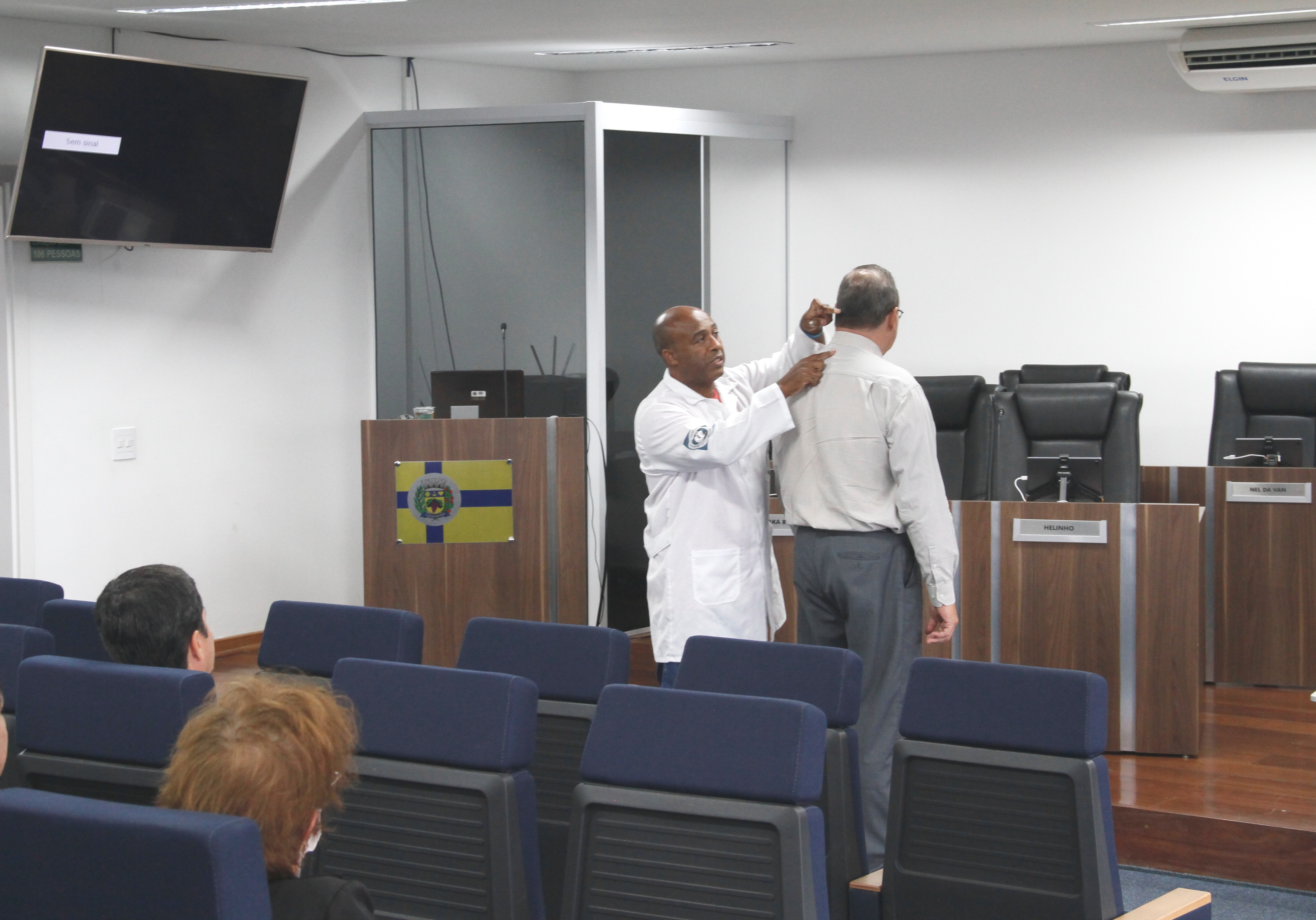 Orientação postural é tema de palestra na Câmara de Louveira